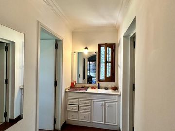 Hermosa Casa en Venta con quincho. Gran terreno, ideal Posada!!!!