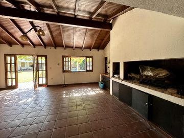 Hermosa Casa en Venta con quincho. Gran terreno, ideal Posada!!!!