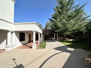 Hermosa Casa en Venta con quincho. Gran terreno, ideal Posada!!!!