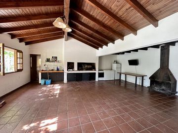 Hermosa Casa en Venta con quincho. Gran terreno, ideal Posada!!!!