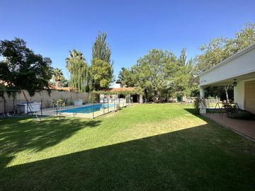 Hermosa Casa en Venta con quincho. Gran terreno, ideal Posada!!!!