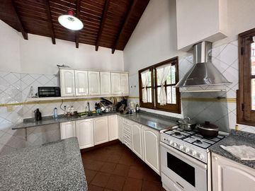 Hermosa Casa en Venta con quincho. Gran terreno, ideal Posada!!!!