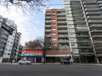 APTO CREDITO! Impecable, luminoso 3 ambientes sobre Av. Independencia. Boedo.