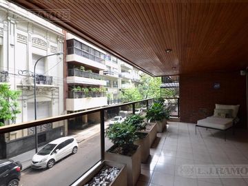 Juncal y Montevideo. Balcón aterrazado