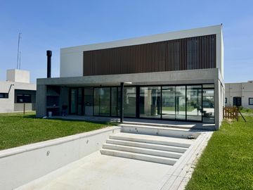 Casa en venta barrio Lagos de Canning