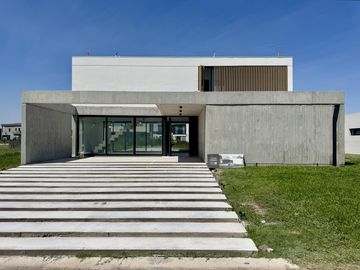 Casa en venta barrio Lagos de Canning