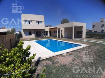 Casa Venta Roldan El Molino ,3 dormitorios, Pileta c/solarium, Cochera, todos los servicios -
