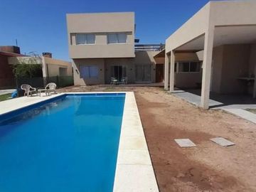 Casa Venta Roldan El Molino ,3 dormitorios, Pileta c/solarium, Cochera, todos los servicios -