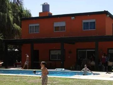 Casa de cuatro ambientes con Piscina en Barrio Privado Los Ombues, Florencio Varela a la Venta