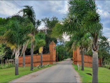 Casa de cuatro ambientes con Piscina en Barrio Privado Los Ombues, Florencio Varela a la Venta