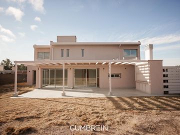 Casa de 4 dormitorios a estrenar - La Castilla Club de Campo