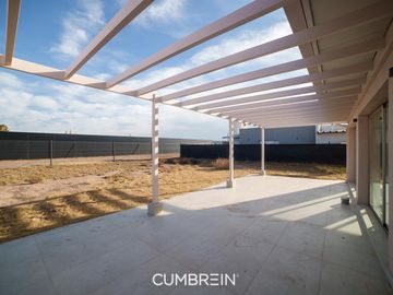 Casa de 4 dormitorios a estrenar - La Castilla Club de Campo