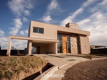 Casa de 4 dormitorios a estrenar - La Castilla Club de Campo