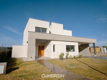 Casa de 4 dormitorios a estrenar - La Castilla Club de Campo