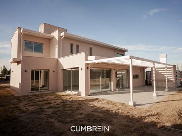 Casa de 4 dormitorios a estrenar - La Castilla Club de Campo