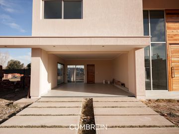 Casa de 4 dormitorios a estrenar - La Castilla Club de Campo