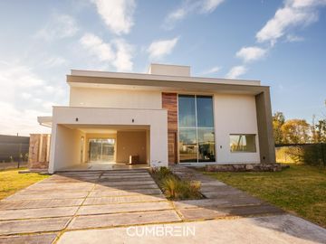 Casa de 4 dormitorios a estrenar - La Castilla Club de Campo