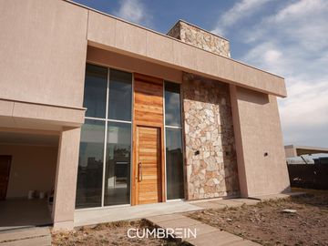 Casa de 4 dormitorios a estrenar - La Castilla Club de Campo