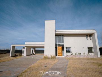 Casa de 4 dormitorios a estrenar - La Castilla Club de Campo