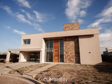 Casa de 4 dormitorios a estrenar - La Castilla Club de Campo