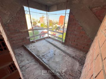 Exc. depto. de 3 amb. c/ balcón al frente - Baño completo y Suite con vista abierta - 55.61m2
