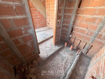Exc. depto. de 3 amb. c/ balcón al frente - Baño completo y Suite con vista abierta - 55.61m2