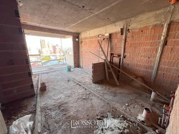 Exc. depto. de 3 amb. c/ balcón al frente - Baño completo y Suite con vista abierta - 55.61m2
