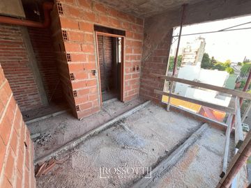Exc. depto. de 3 amb. c/ balcón al frente - Baño completo y Suite con vista abierta - 55.61m2