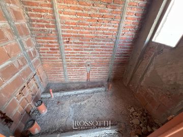 Exc. depto. de 3 amb. c/ balcón al frente - Baño completo y Suite con vista abierta - 55.61m2