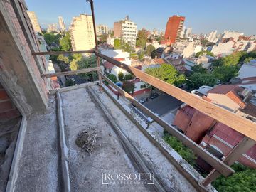 Exc. depto. de 3 amb. c/ balcón al frente - Baño completo y Suite con vista abierta - 55.61m2