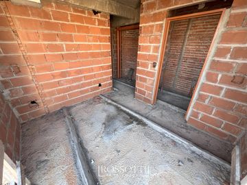 Exc. depto. de 3 amb. c/ balcón al frente - Baño completo y Suite con vista abierta - 55.61m2
