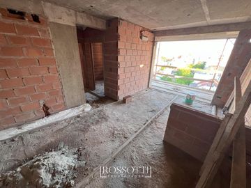 Exc. depto. de 3 amb. c/ balcón al frente - Baño completo y Suite con vista abierta - 55.61m2