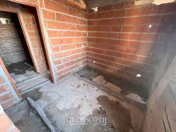 Exc. depto. de 3 amb. c/ balcón al frente - Baño completo y Suite con vista abierta - 55.61m2