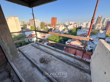 Exc. depto. de 3 amb. c/ balcón al frente - Baño completo y Suite con vista abierta - 55.61m2