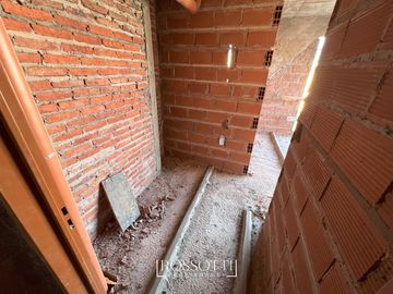 Exc. depto. de 3 amb. c/ balcón al frente - Baño completo y Suite con vista abierta - 55.61m2