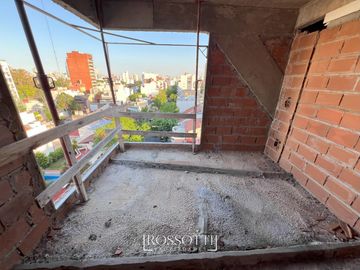 Exc. depto. de 3 amb. c/ balcón al frente - Baño completo y Suite con vista abierta - 55.61m2
