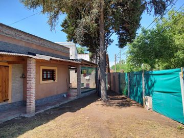 Casa en venta - 2 Dormitorios 1 Baños 2 Cocheras - 313Mts2 - Villa Santos Tesei, Hurlingham