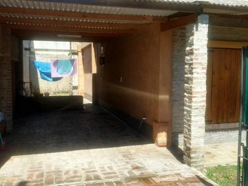 Casa en venta - 2 Dormitorios 1 Baños 2 Cocheras - 313Mts2 - Villa Santos Tesei, Hurlingham