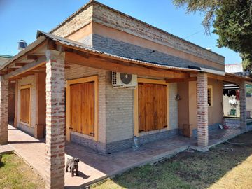 Casa en venta - 2 Dormitorios 1 Baños 2 Cocheras - 313Mts2 - Villa Santos Tesei, Hurlingham