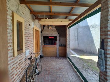 Casa en venta - 2 Dormitorios 1 Baños 2 Cocheras - 313Mts2 - Villa Santos Tesei, Hurlingham