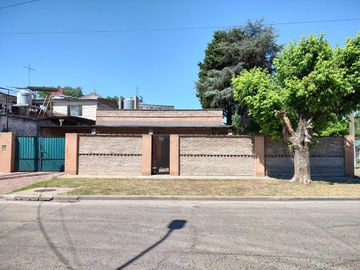 Casa en venta - 2 Dormitorios 1 Baños 2 Cocheras - 313Mts2 - Villa Santos Tesei, Hurlingham