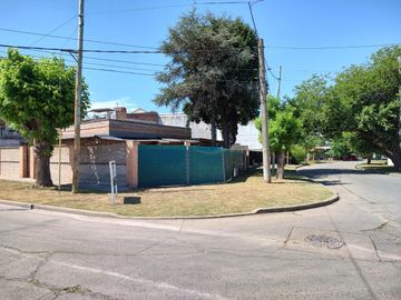 Casa en venta - 2 Dormitorios 1 Baños 2 Cocheras - 313Mts2 - Villa Santos Tesei, Hurlingham