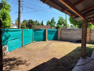 Casa en venta - 2 Dormitorios 1 Baños 2 Cocheras - 313Mts2 - Villa Santos Tesei, Hurlingham