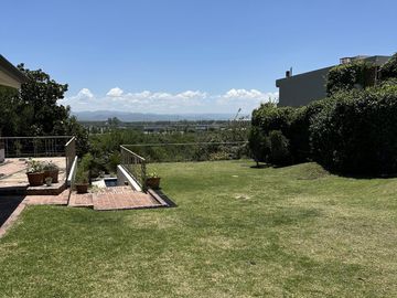 Casa en  Cerro de las Rosas con excelentes vistas al kempes y las cierras