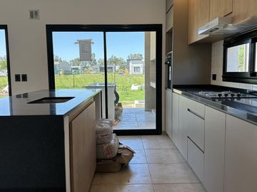 VENTA Casa Barrio Cerrado Santa Elisa-Pilar Del Este-LOSA RADIANTE-Estrenar- PILETA-Tenis-Futbol