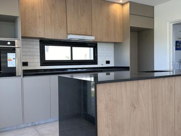 VENTA Casa Barrio Cerrado Santa Elisa-Pilar Del Este-LOSA RADIANTE-Estrenar- PILETA-Tenis-Futbol