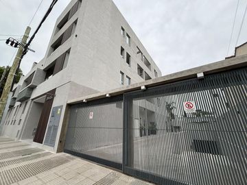 Departamento en duplex con jardín a estrenar. Cochera. Olivos.