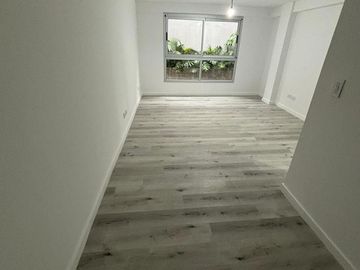 Departamento en duplex con jardín a estrenar. Cochera. Olivos.