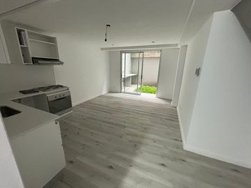 Departamento en duplex con jardín a estrenar. Cochera. Olivos.