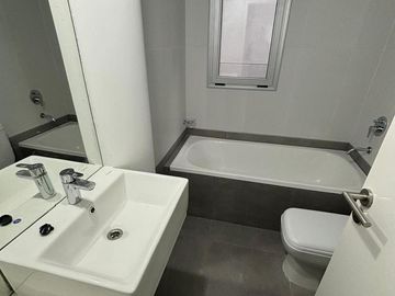 Departamento en duplex con jardín a estrenar. Cochera. Olivos.